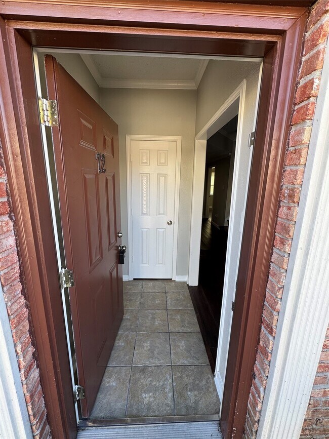 Building Photo - 7700 Creekbend Dr