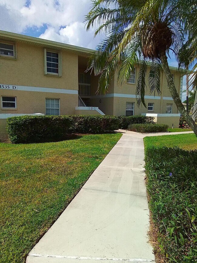 Building Photo - 1535 SE Royal Green Cir