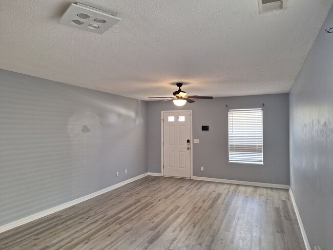 Building Photo - Wonderful Four Bedroom Home in Northeast C...