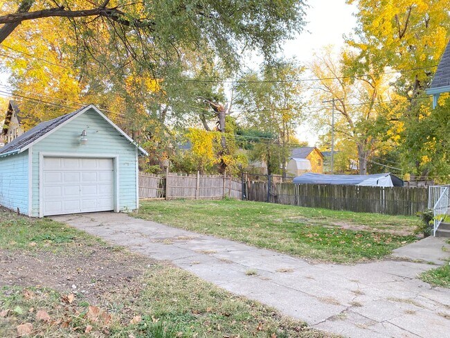 Building Photo - Move-in special. 3 bed 1 bath with a detached garage and large driveway $1250