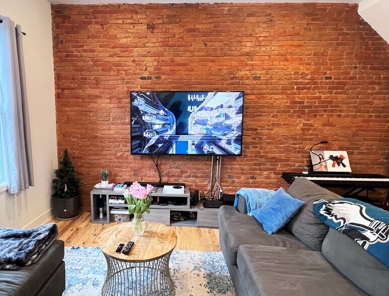 Building Photo - 725 N 5th St