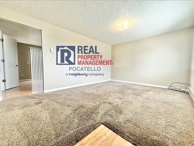 Building Photo - 230 W Chubbuck Rd