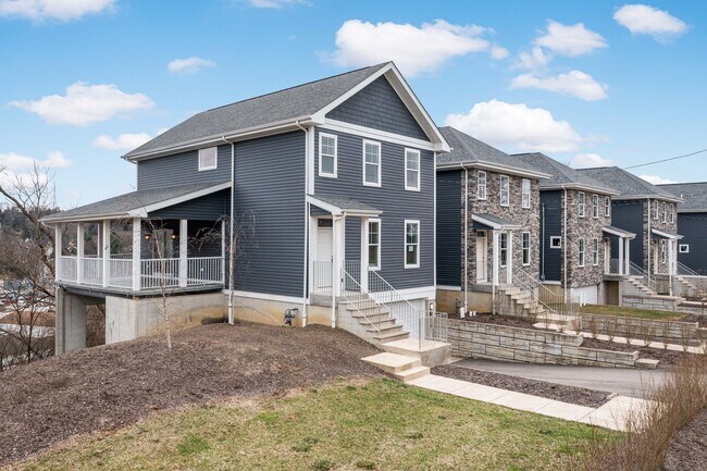 Building Photo - $1,000 MOVE-IN CREDIT!