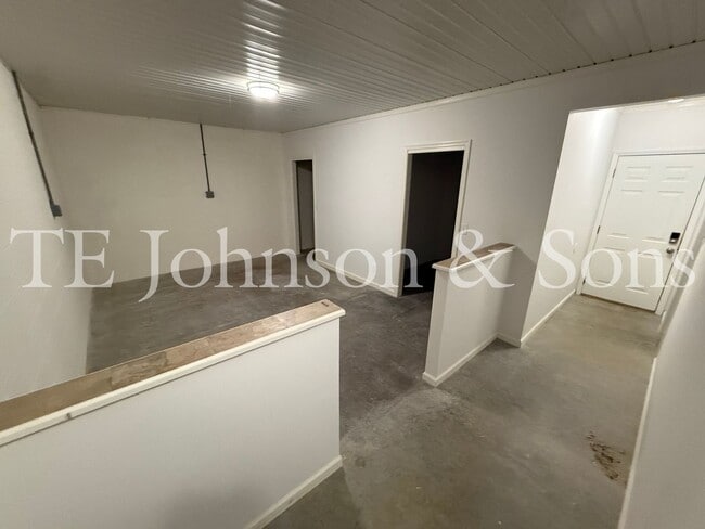 Building Photo - Spacious 3BR Home with Vaulted Ceilings, Gas Logs & Two Car Garage in Winston-Salem