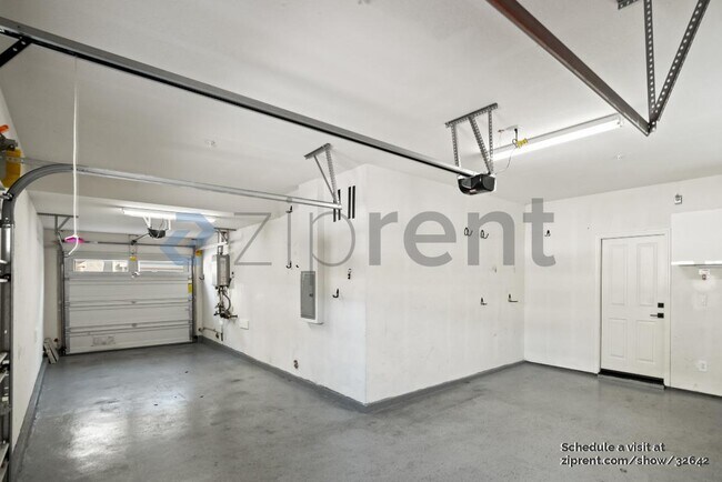 Building Photo - 634 Elderberry Dr