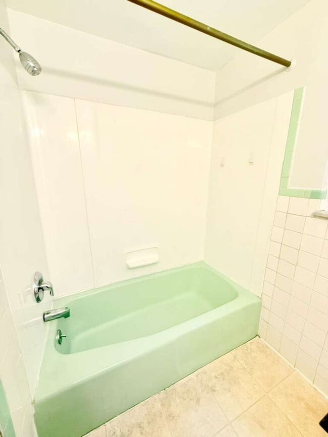 Building Photo - Spacious and beautifully updated 3-bedroom, 2-bath