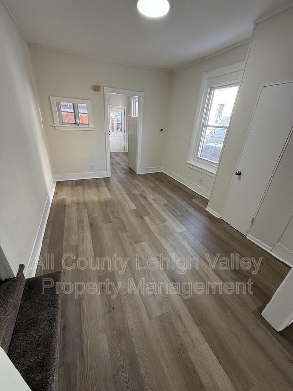 Building Photo - 326 N Fountain St