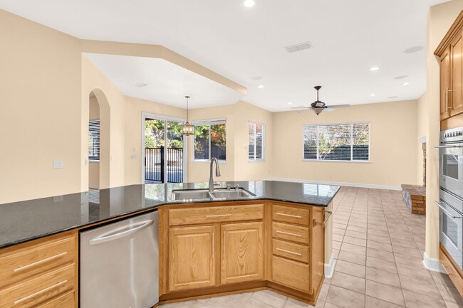 Building Photo - Gorgeous Single Story Home with a Sparklin...
