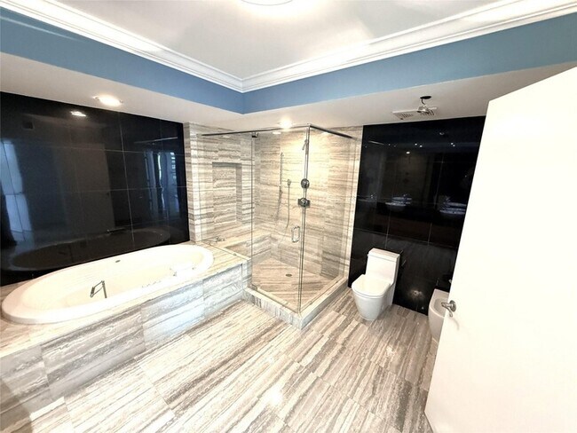 Building Photo - 101 S Fort Lauderdale Beach Blvd