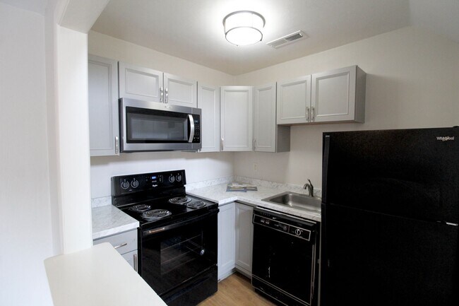 Building Photo - 1420 Bradley Dr