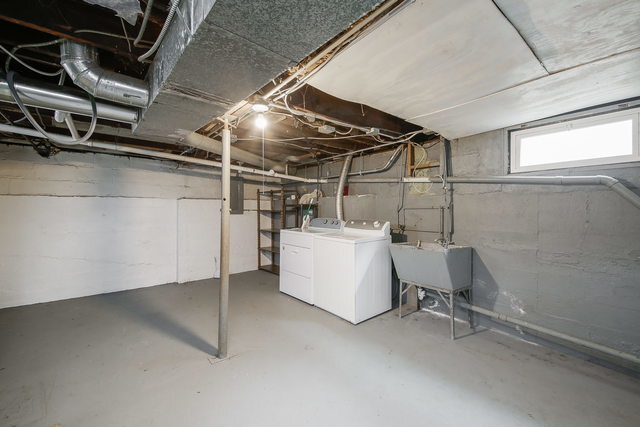 Building Photo - 221 Elm St
