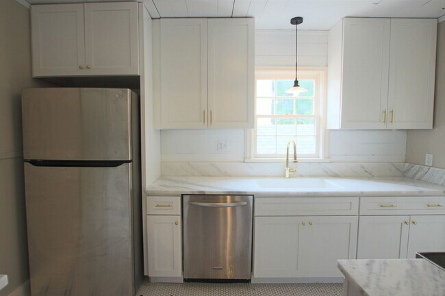 Building Photo - 130/130 1/2 Rowland Pl