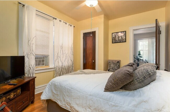 Building Photo - 4987 Tholozan Ave