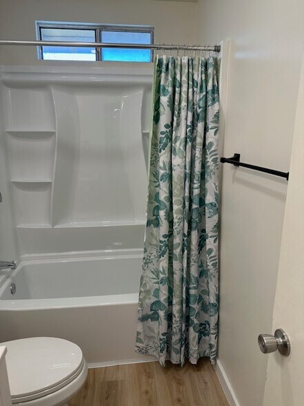 Building Photo - 512 Fein Ave