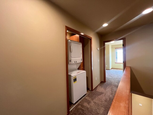 Building Photo - Spacious 2 Bed 2.5 Bath Townhome with Atta...