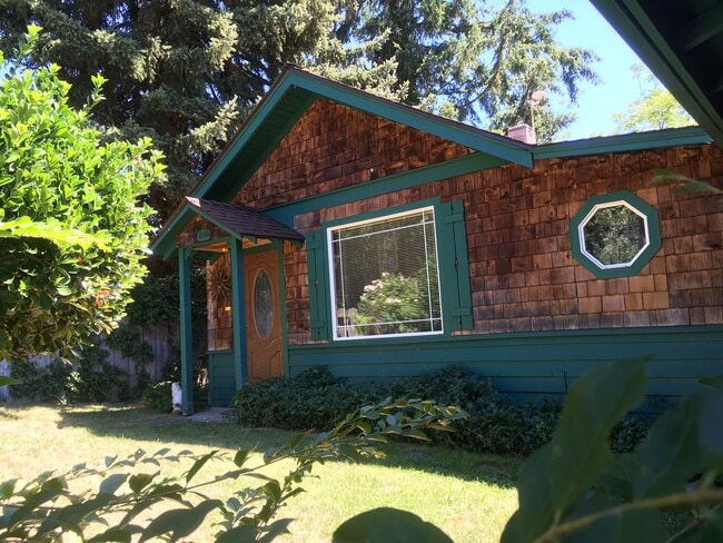 Building Photo - 1036 6th Ave