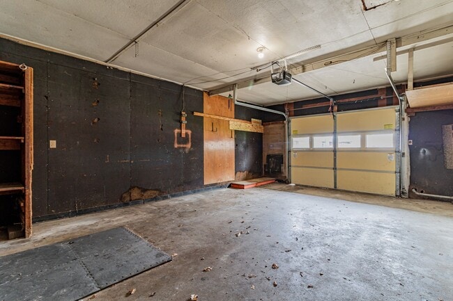 Building Photo - 3 bedroom, 1 bath ranch home! Close to I-74, on the local MTD bus line!! - Available 05/01/2026