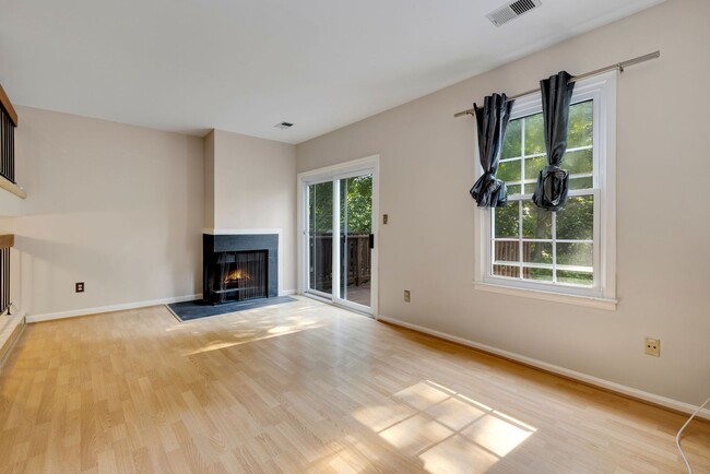 Building Photo - 3 Bed 2.5 Bath - Gaithersburg Townhouse - Finished Basement