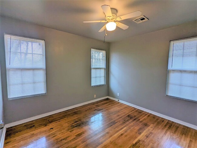 Building Photo - 2 Bed 1 Bath Plus Bonus Living/Office Cott...