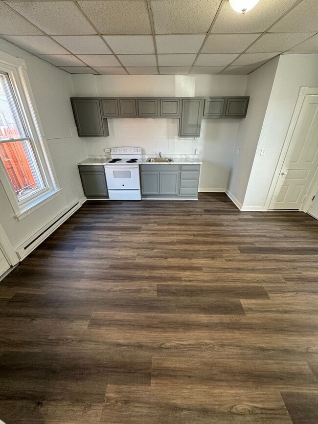 Building Photo - Remodeled LARGE THREE/FOUR BEDROOM Home