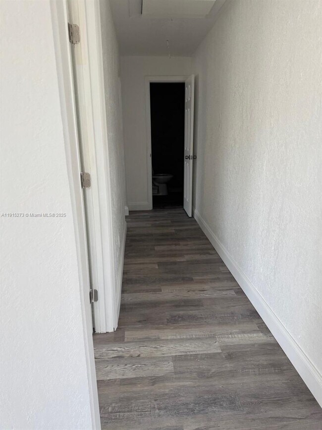 Building Photo - 46 S Oleander Ave