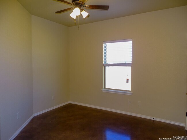 Building Photo - Spacious & Stylish Duplex in New Braunfels!