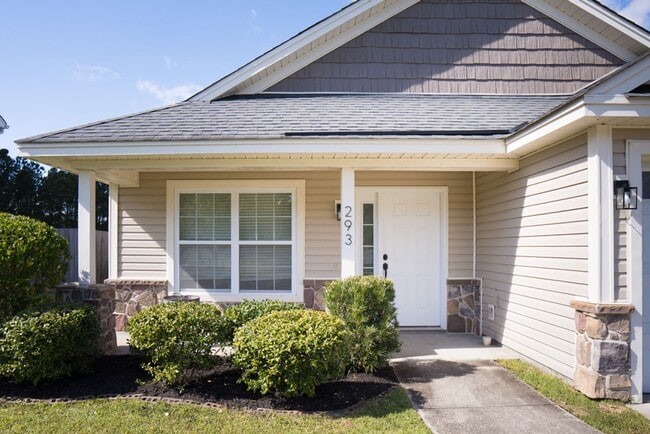 Building Photo - Three Bedroom on the Pond in Hearthstone Lakes Community