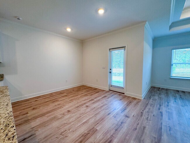 Building Photo - Single story 4 bedroom 2 bath home in Pres...