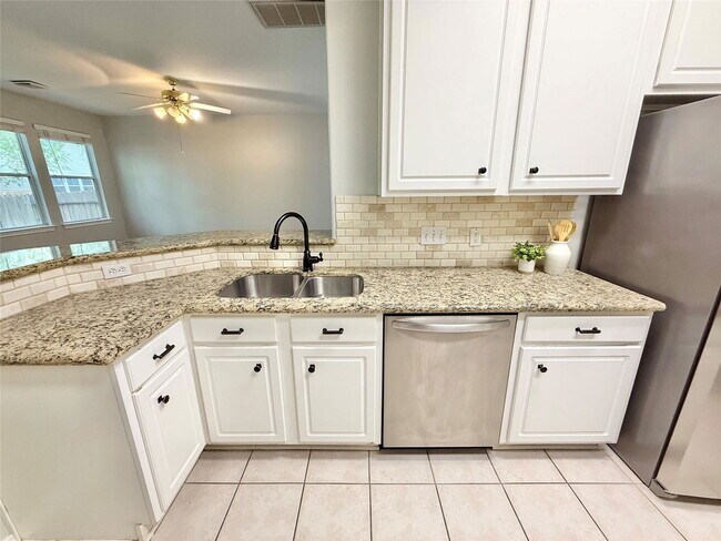 Building Photo - 23 Blue Creek Pl