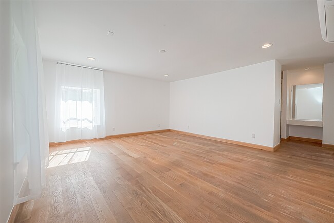 Building Photo - 161 Sage Rd