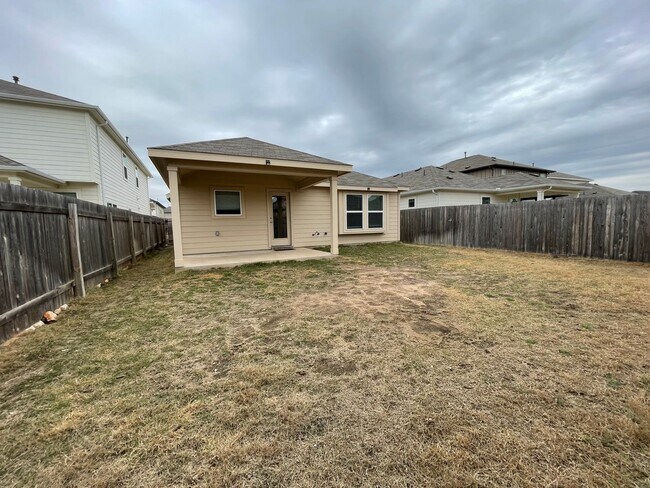 Building Photo - Move-in Ready in sought-after Larkspur Community!