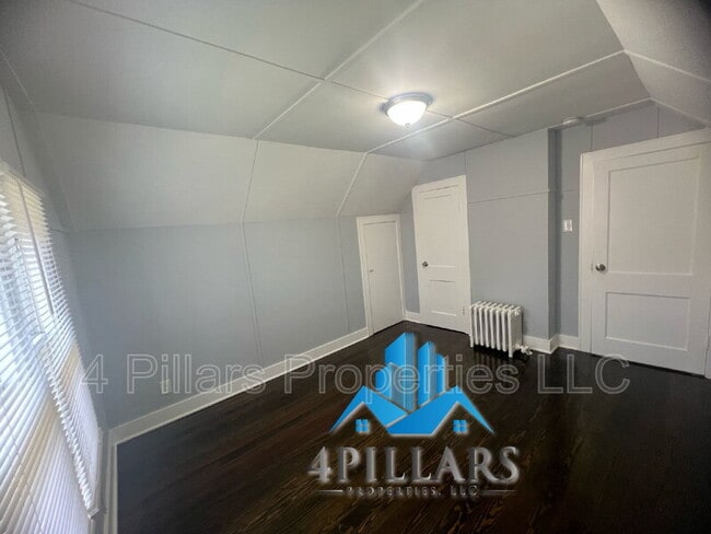 Building Photo - 106 Belden St