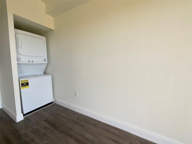 Building Photo - 7707 Northwest Dr