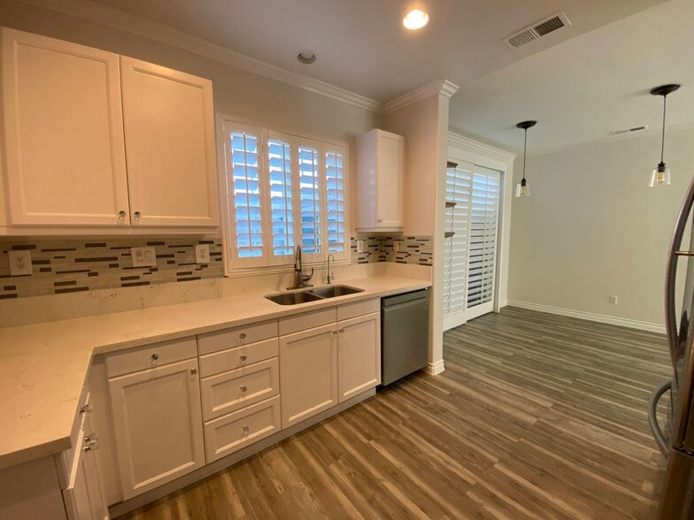 Building Photo - 22992 Serra Dr