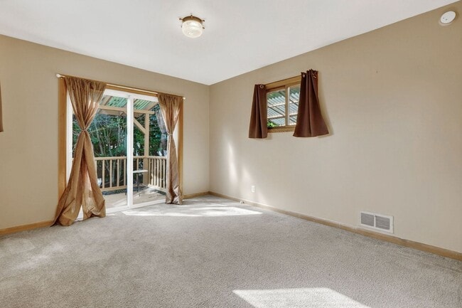 Building Photo - 713 SE 27th Ave