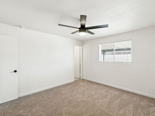 Building Photo - Fully upgraded home with garage!