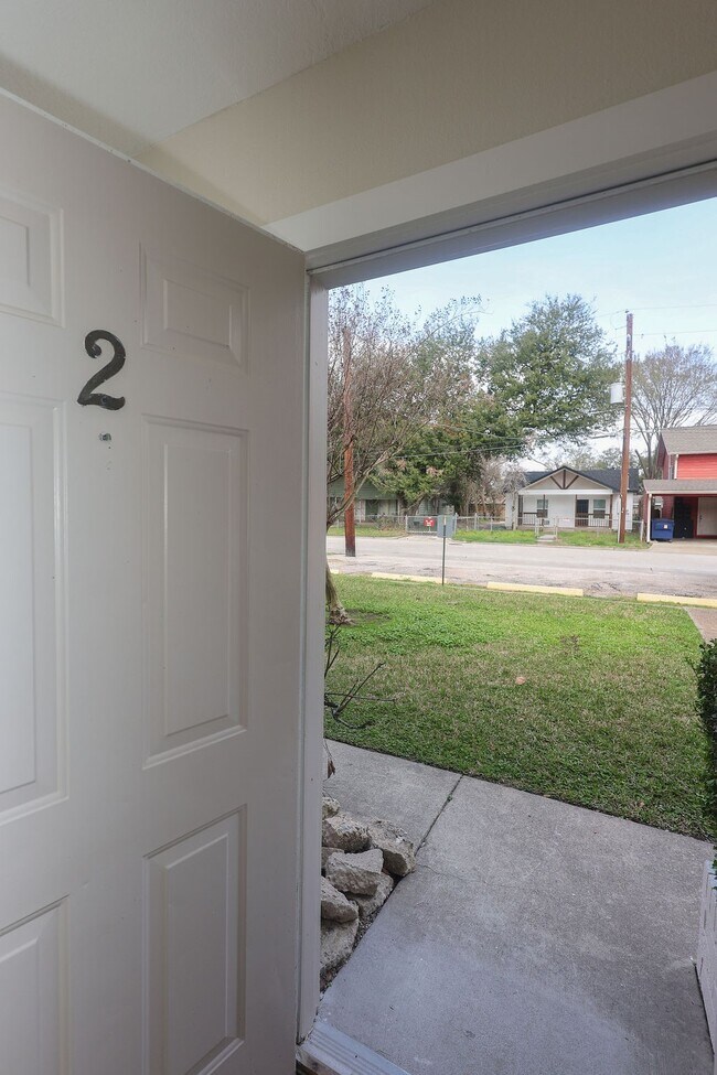 Building Photo - 708 Staitti St