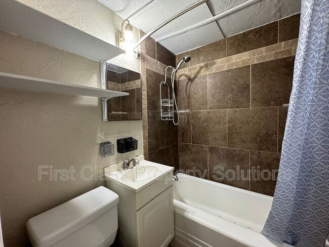 Building Photo - 3808 SE 15th St