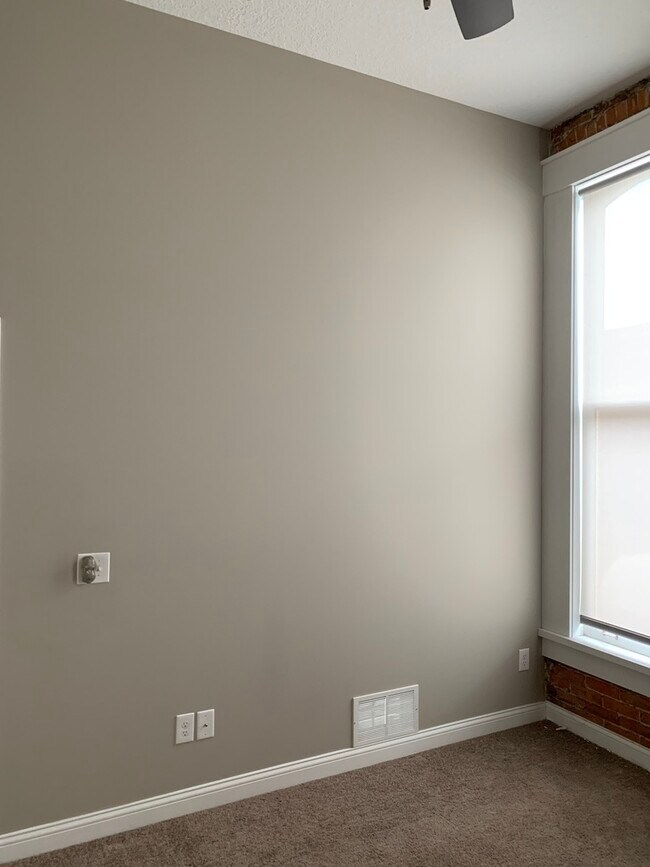 Building Photo - 1534 River Dr