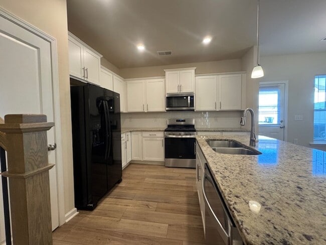 Building Photo - Exchange at 401