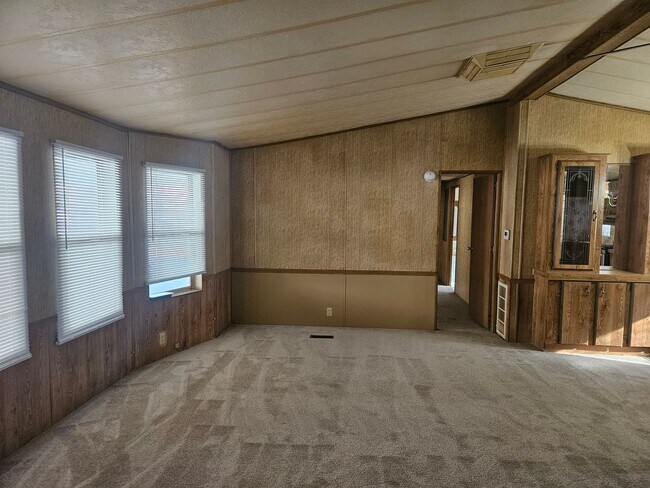 Building Photo - Large 3 bed/2 bath manufactured home in de...