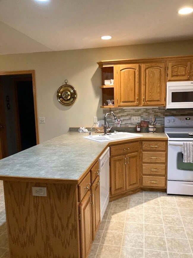 Building Photo - 4 Bedroom Twin Home