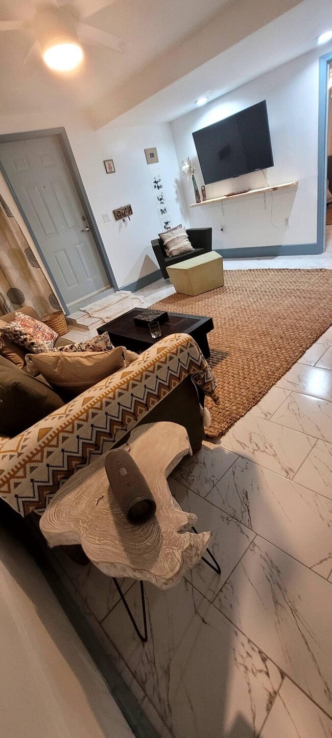 Building Photo - 104 NE 5th St