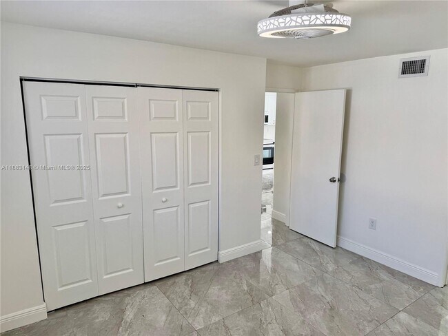 Building Photo - 2740 W 61st St