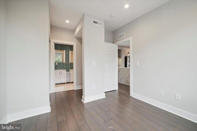 Building Photo - 1405 Frankford Ave