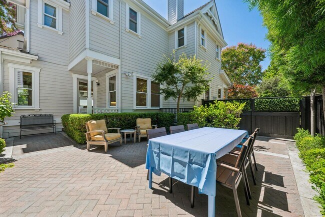 Building Photo - Luxurious Home in Downtown Palo Alto Available Now