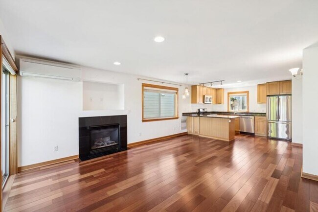 Building Photo - 3 bedroom in Seattle WA 98107