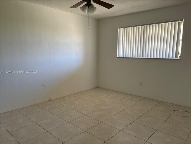 Building Photo - 20200 NE 27th Ct