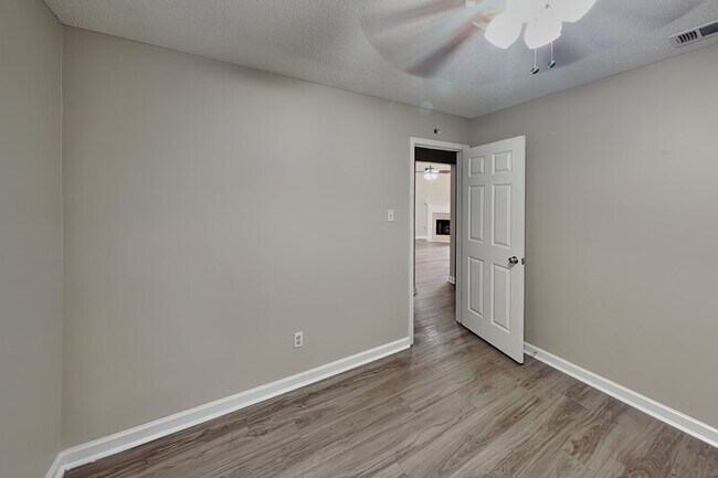 Building Photo - 1633 Dexter Ln