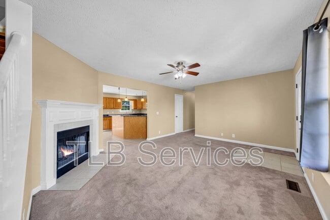 Building Photo - 211 Fall Creek Dr